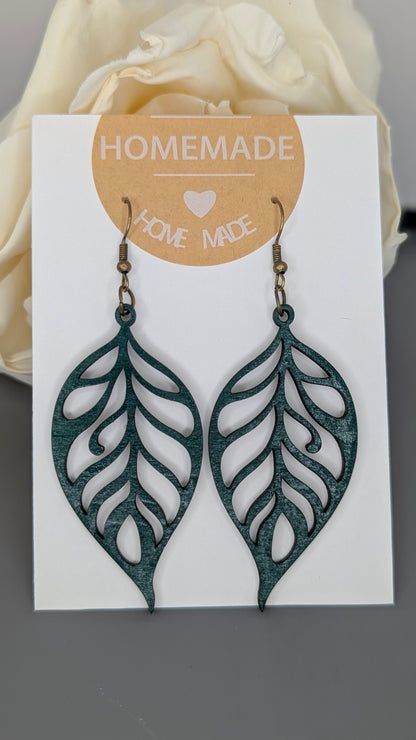 Boucles d'oreilles en bois coloré et vernis - Design feuille ajourée 🍃✨