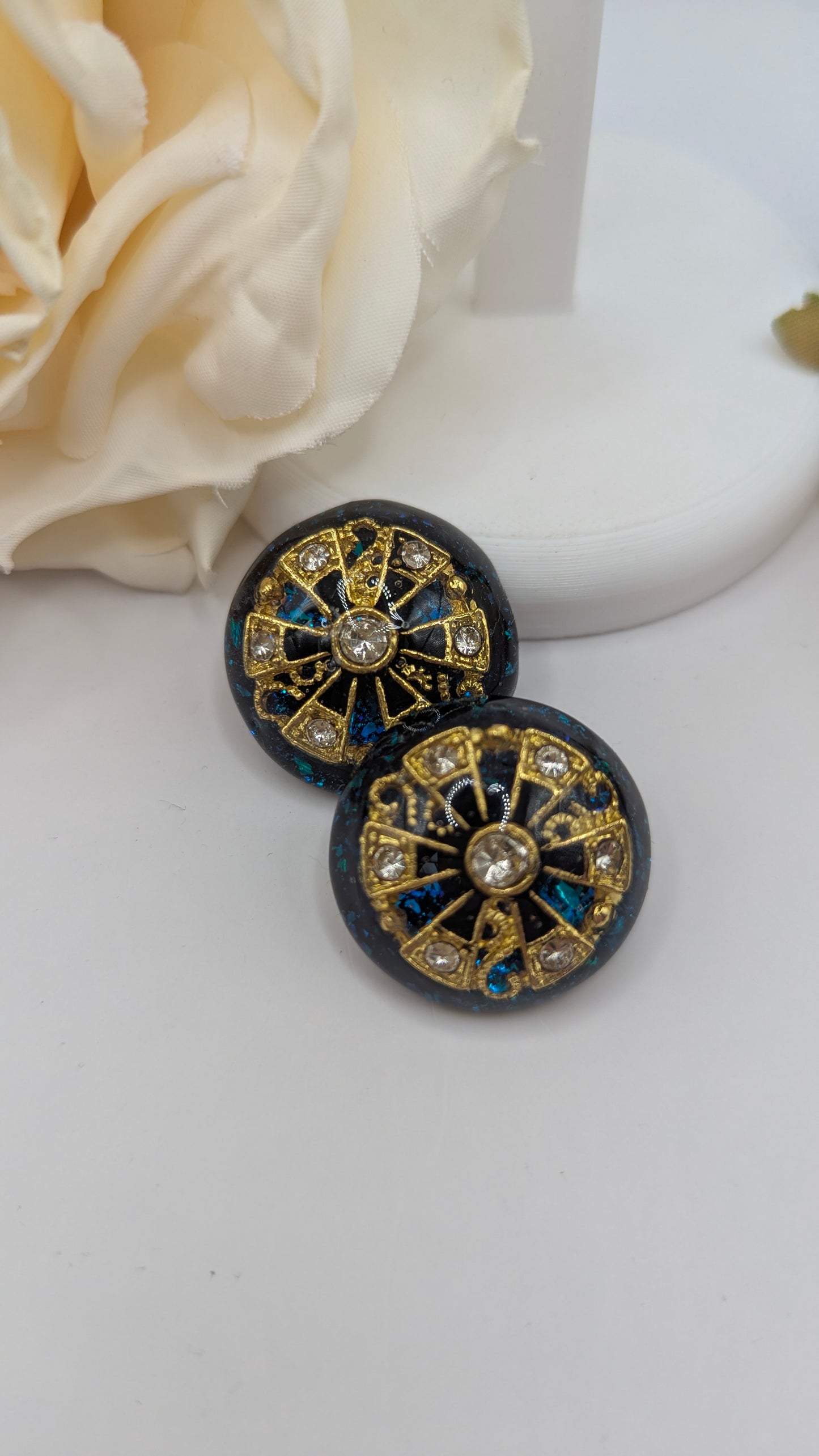 Mandala Nuit, Boucles d'oreilles à clip en résine artisanale