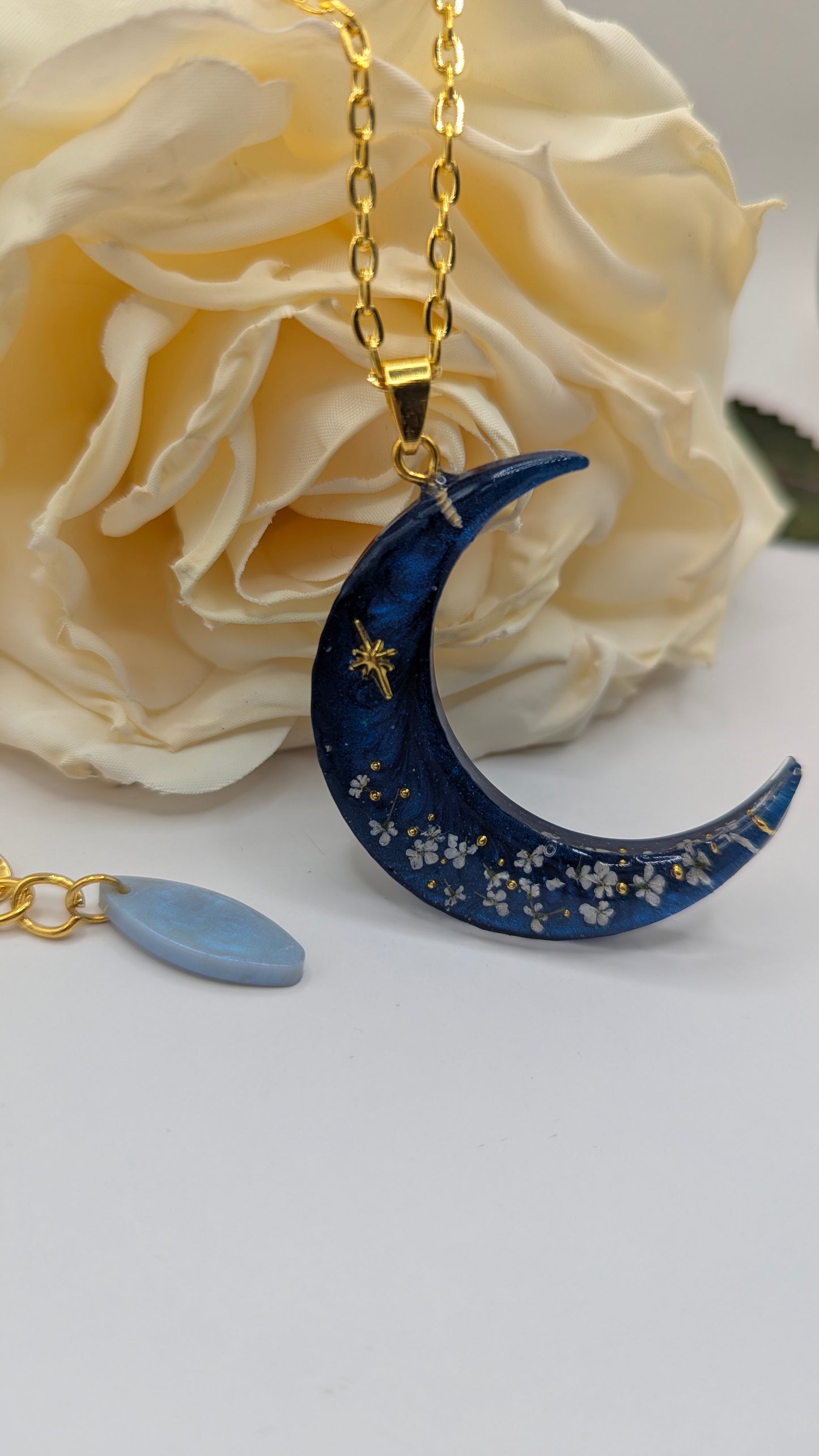 Sautoir en résine, lune fleurie