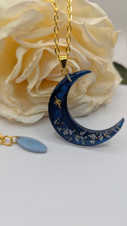 Sautoir en résine, lune fleurie