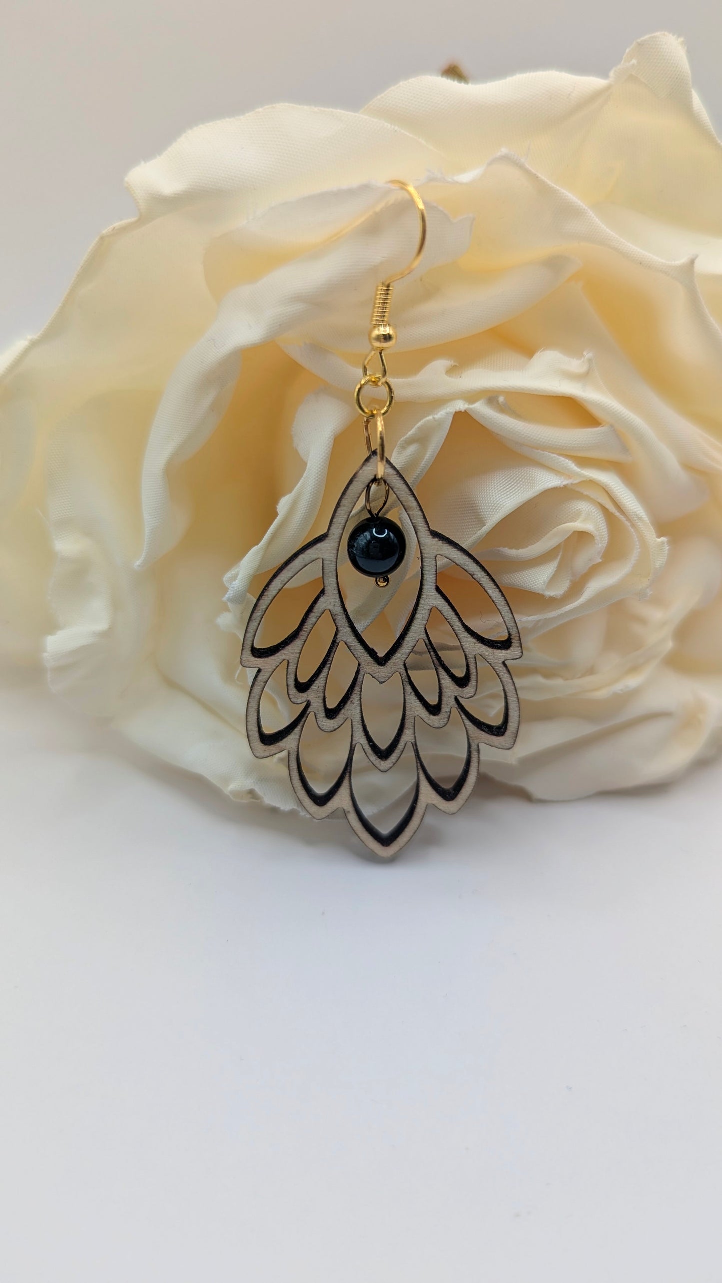 Plumes d'Or, Boucles d'oreilles en bois artisanales