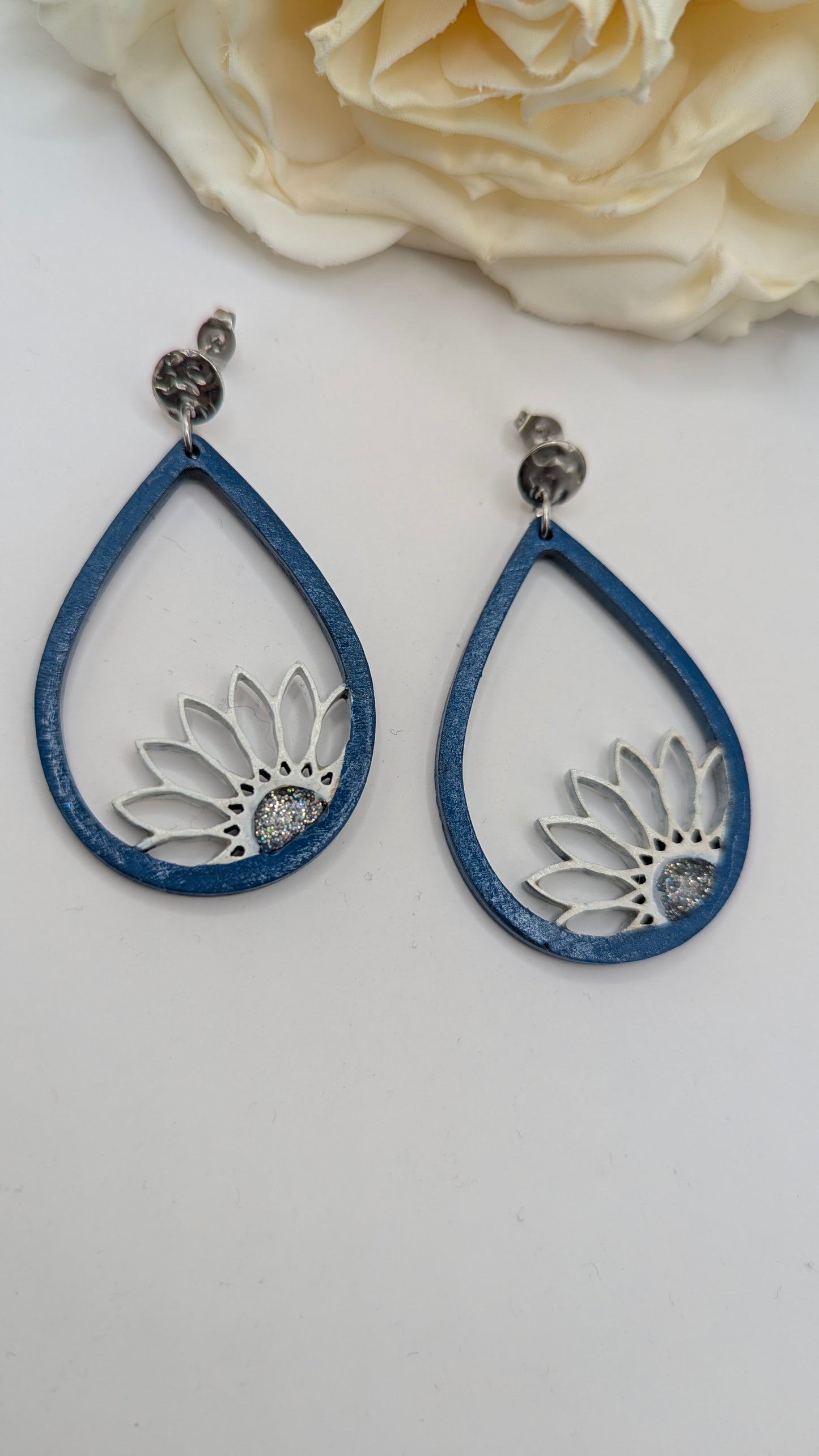 Lotus Bleu,  Boucles d'oreilles en bois peint