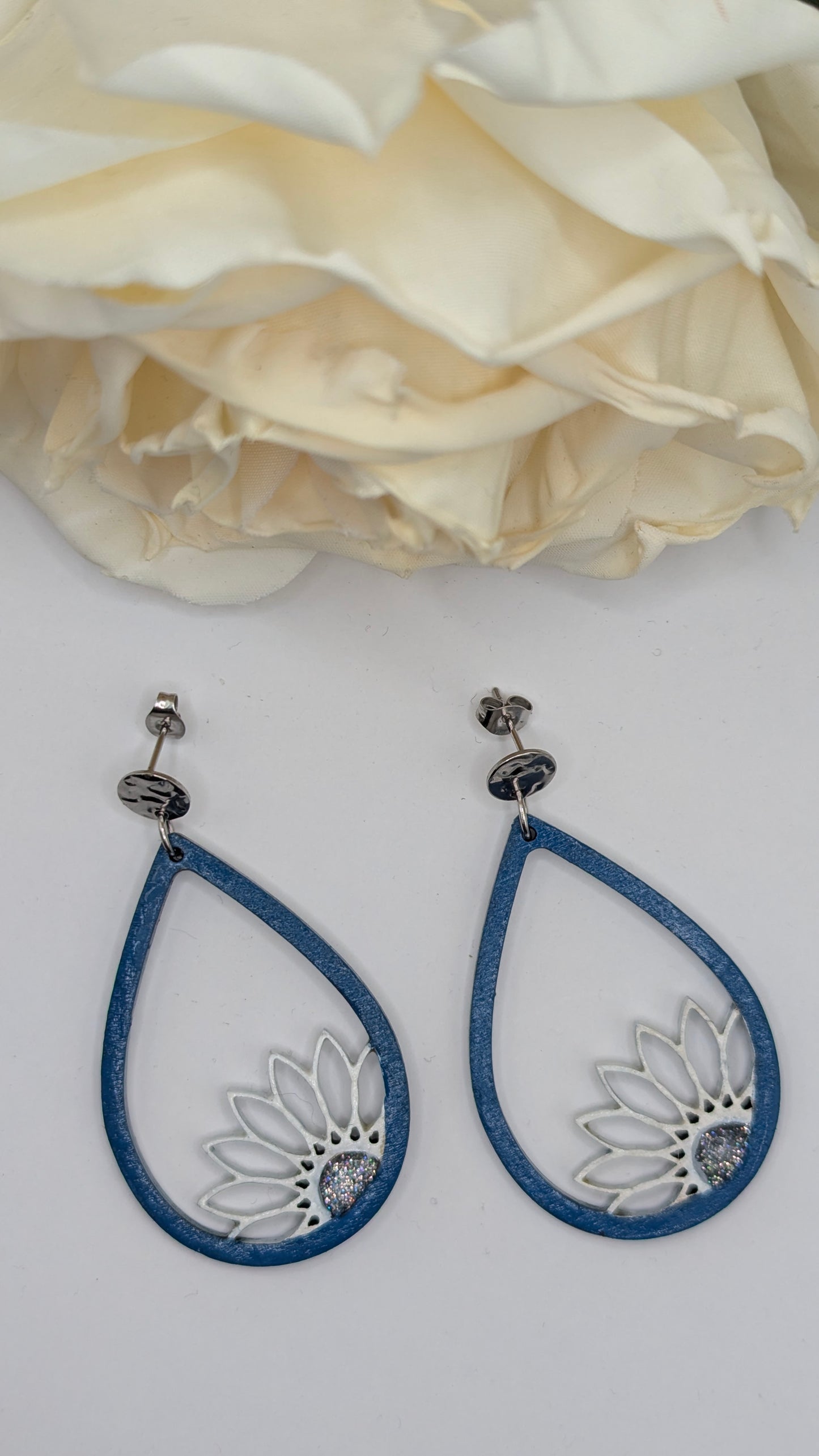 Lotus Bleu,  Boucles d'oreilles en bois peint