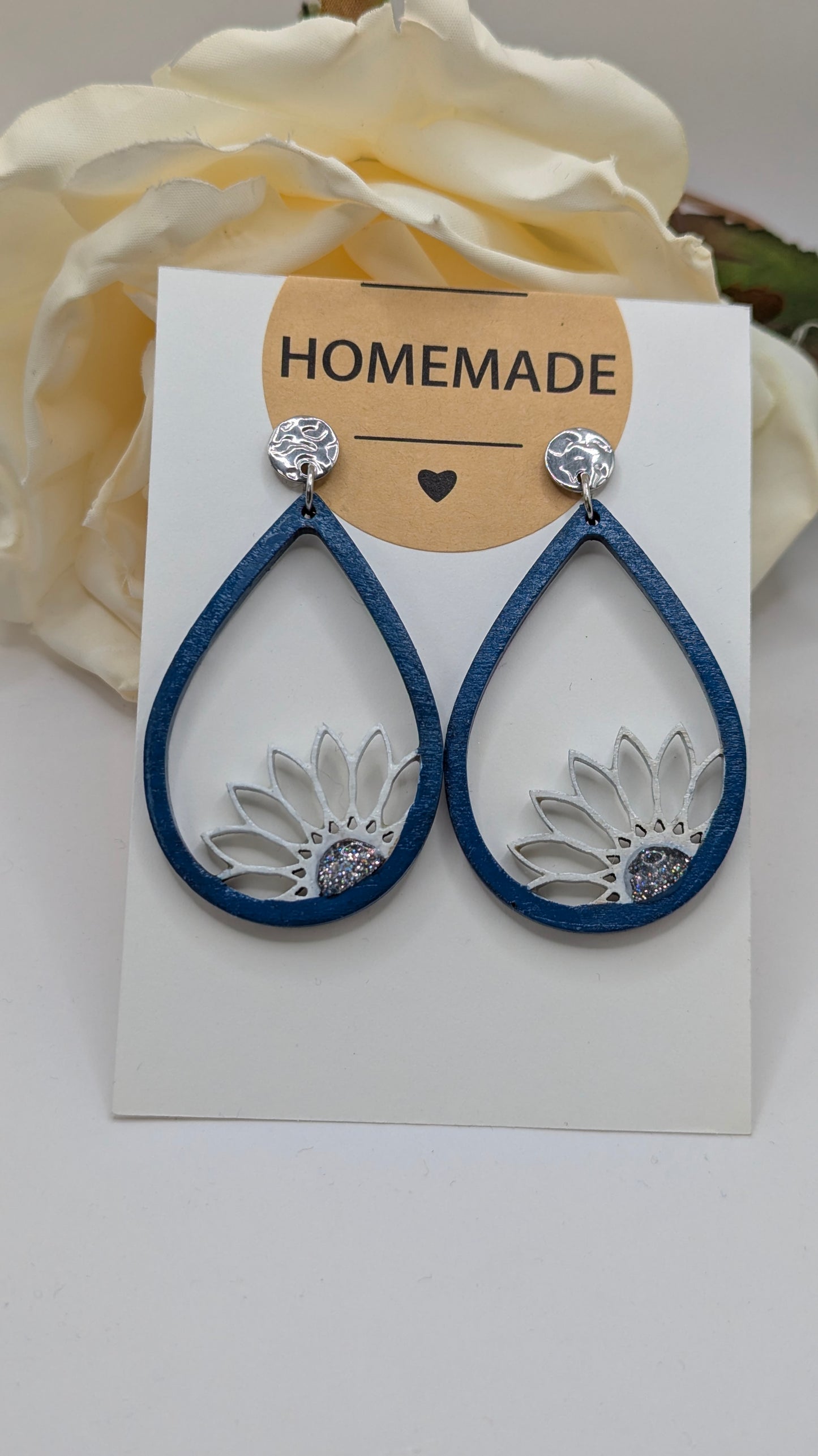 Lotus Bleu,  Boucles d'oreilles en bois peint