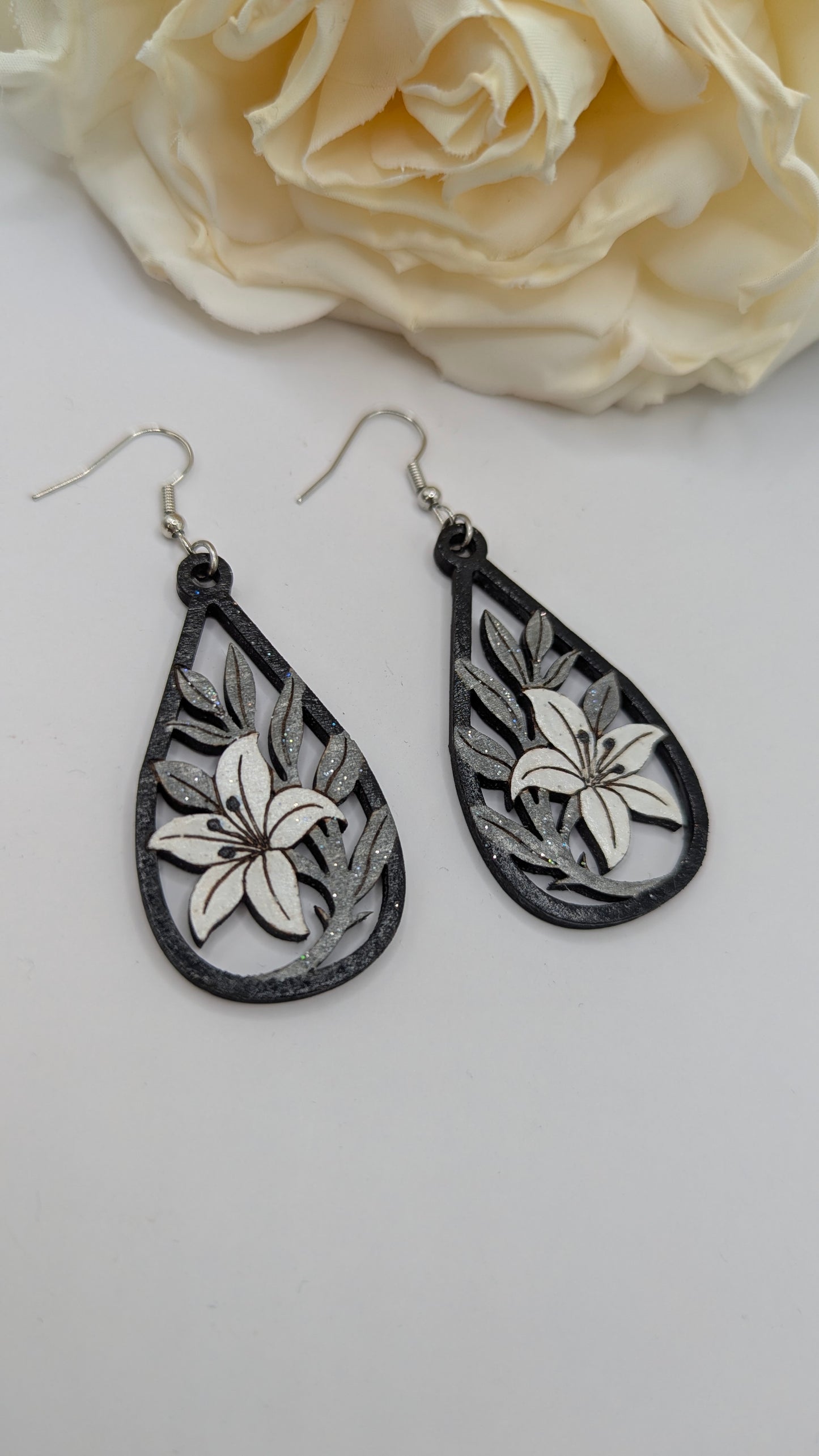 Lys de Minuit : Boucles d'oreilles en bois peint