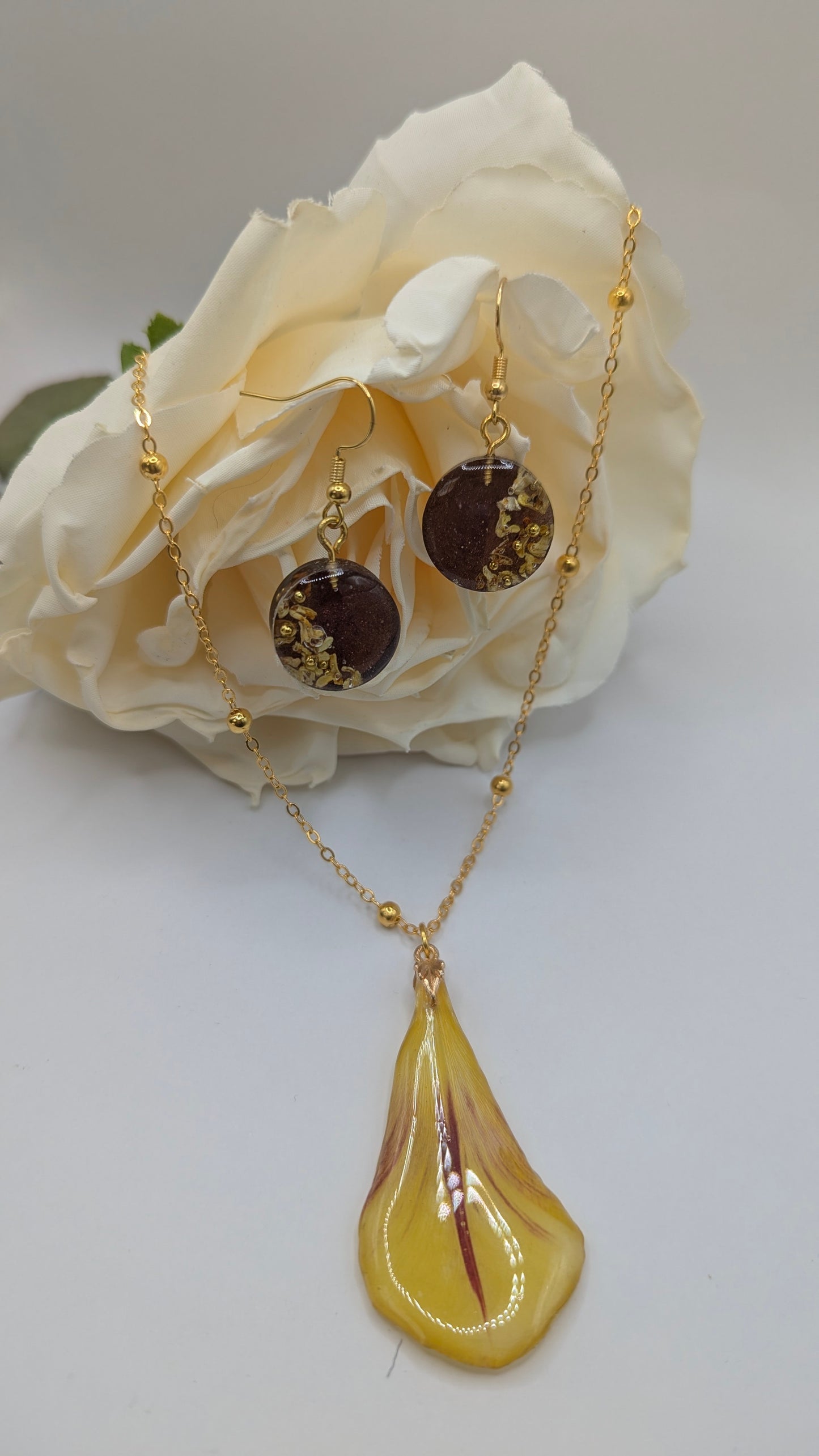 Pétale d'Or : Parure en résine artisanale