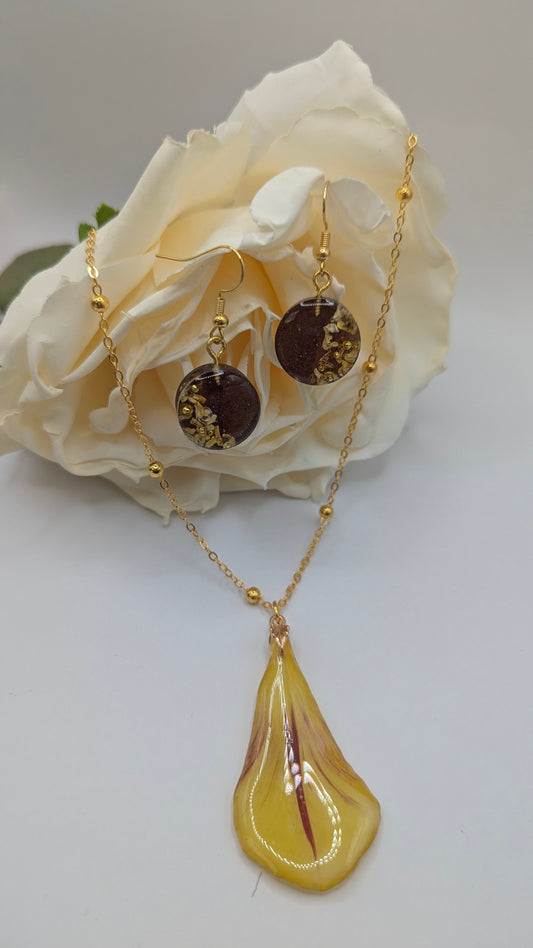 Pétale d'Or : Parure en résine artisanale
