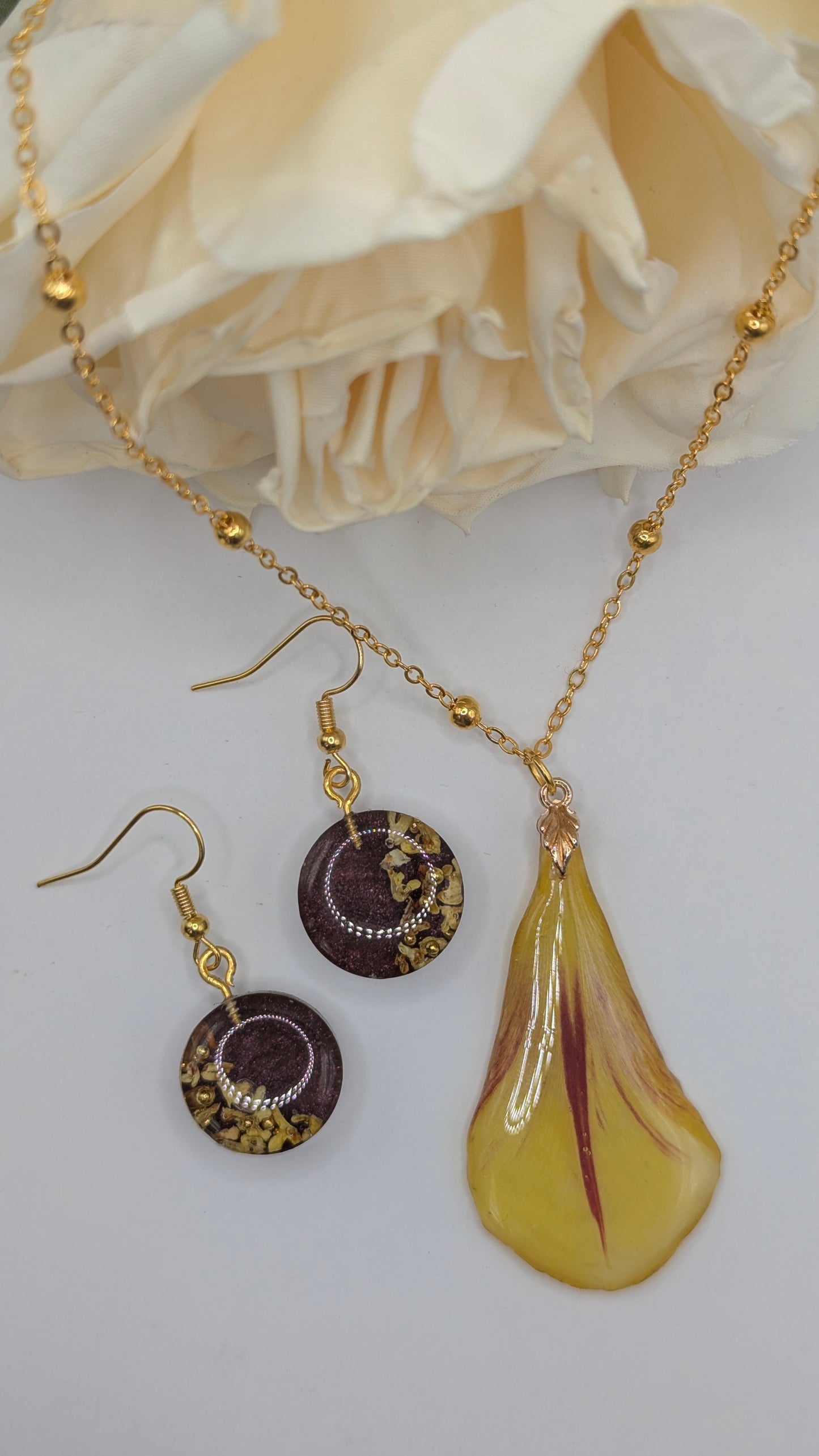 Pétale d'Or : Parure en résine artisanale