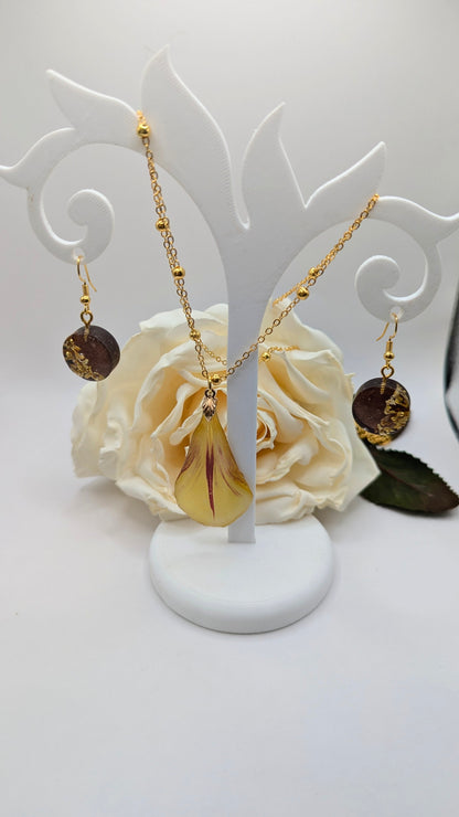 Pétale d'Or : Parure en résine artisanale