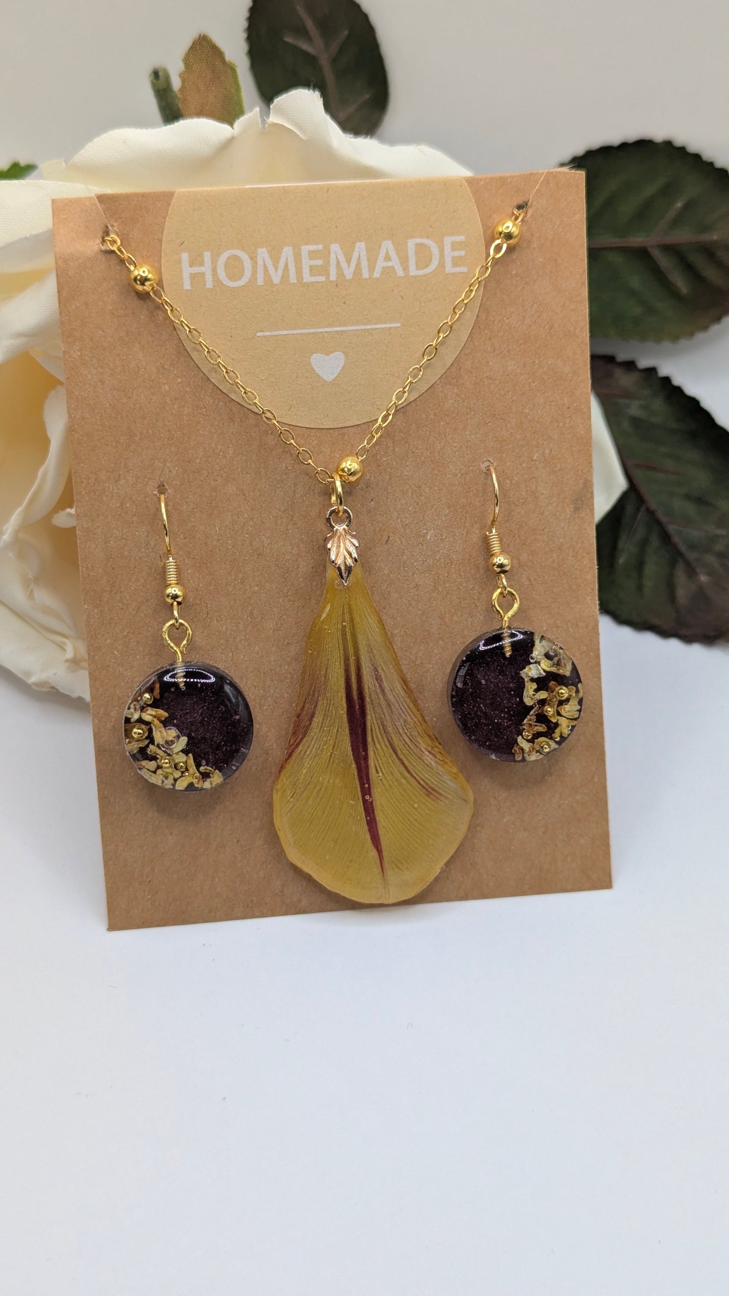 Pétale d'Or : Parure en résine artisanale