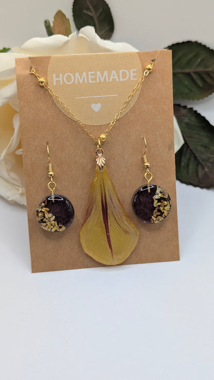 Pétale d'Or : Parure en résine artisanale