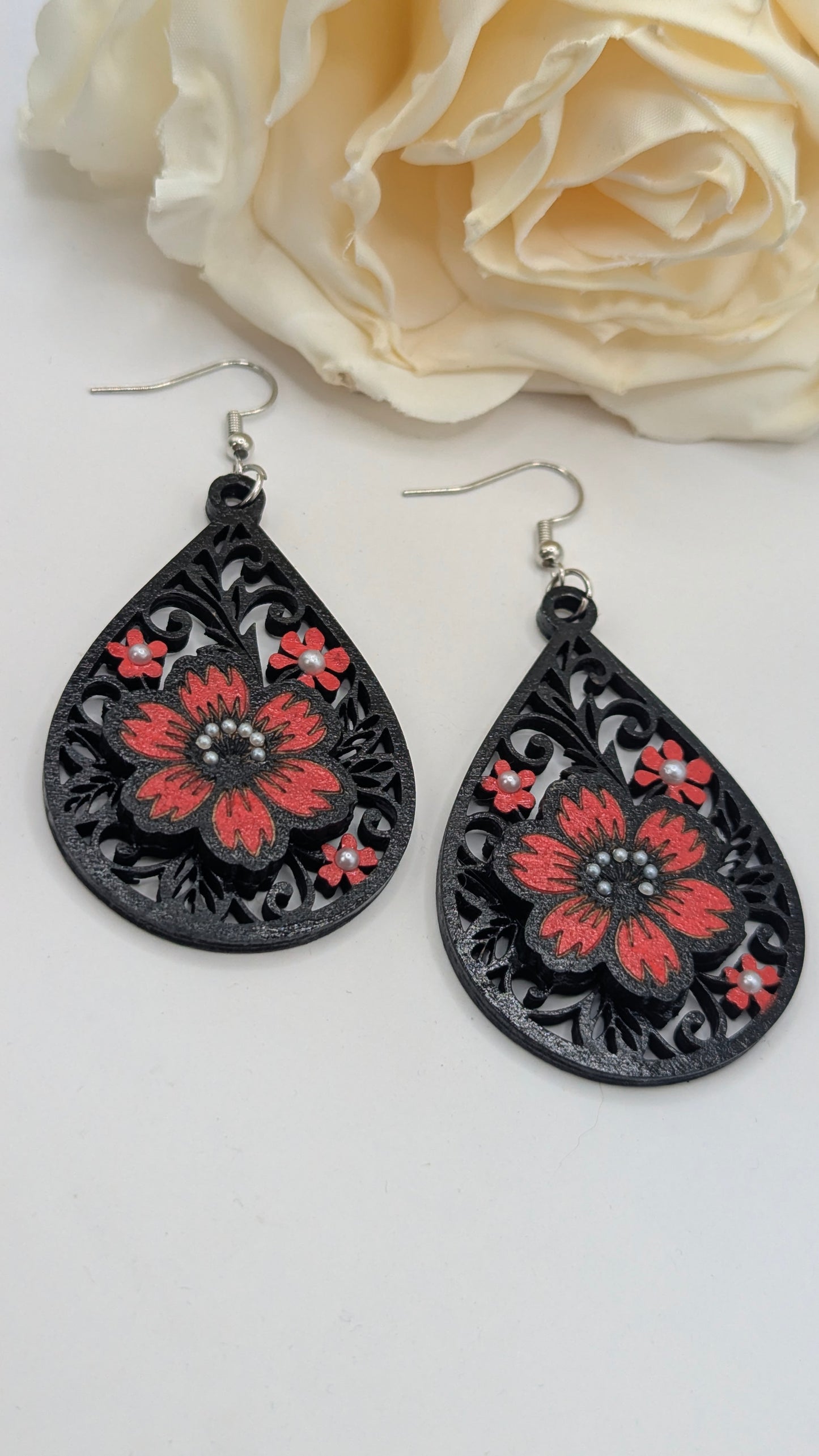 Fleur de Velours, Boucles d'oreilles en bois peint