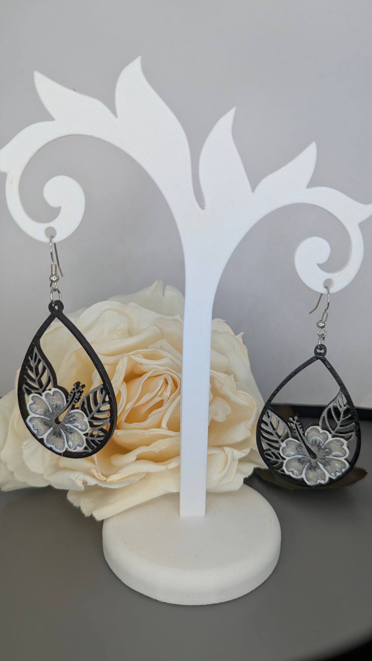 Hibiscus d’Argent, Boucles d’oreilles en bois peint
