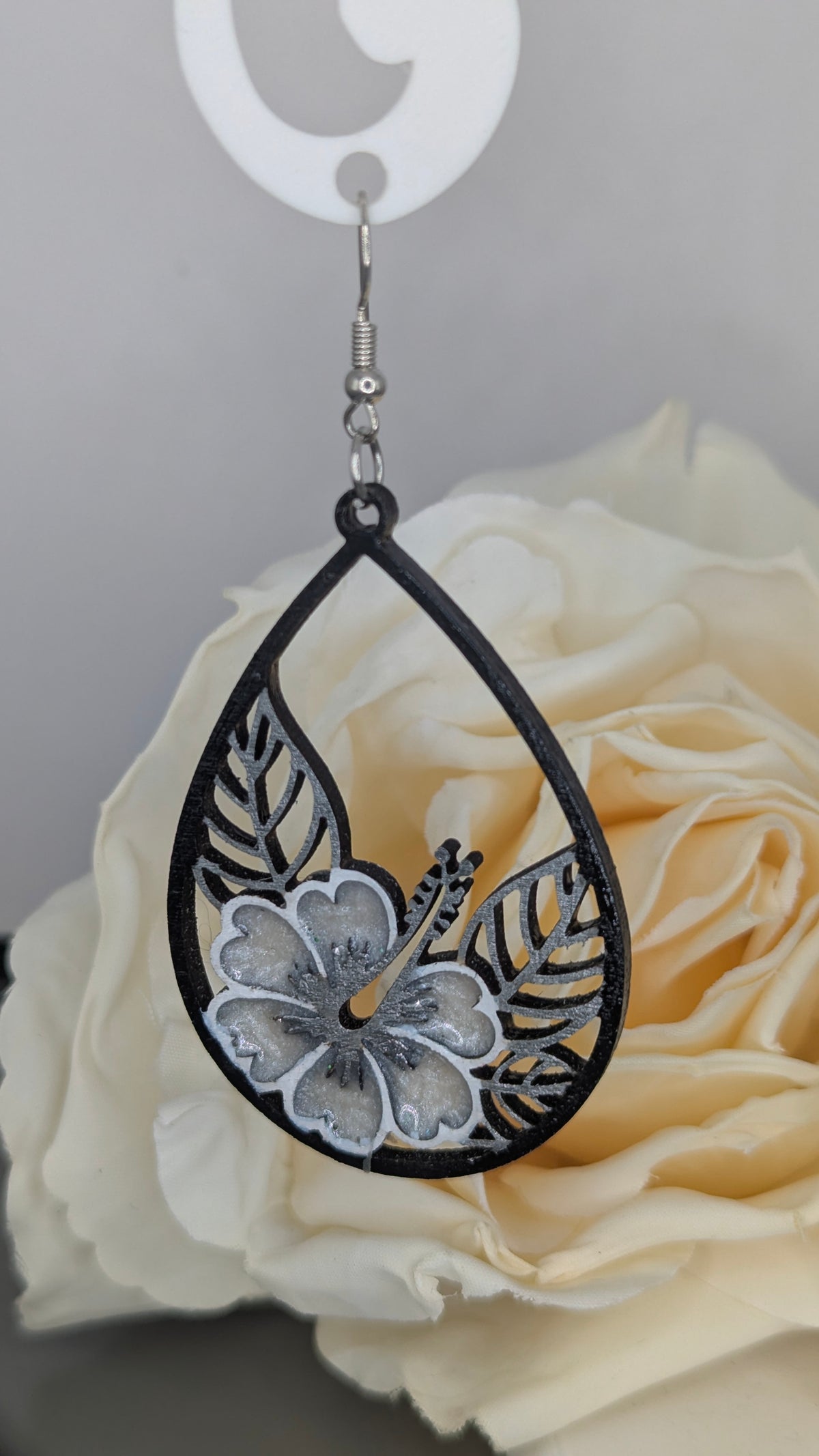 Hibiscus d’Argent, Boucles d’oreilles en bois peint