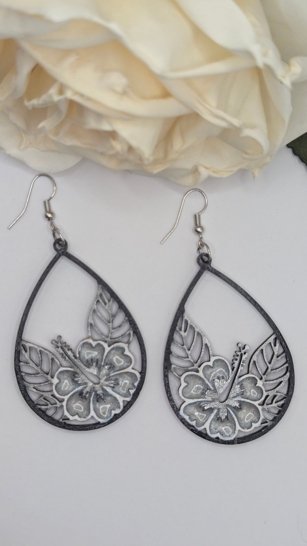 Hibiscus d’Argent, Boucles d’oreilles en bois peint